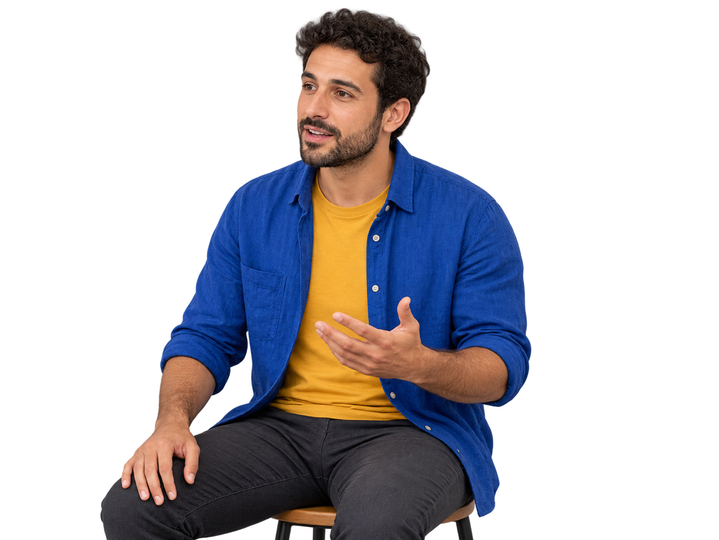 Mann in blauem Hemd und gelbem T-Shirt spricht und gestikuliert mit einer Hand.