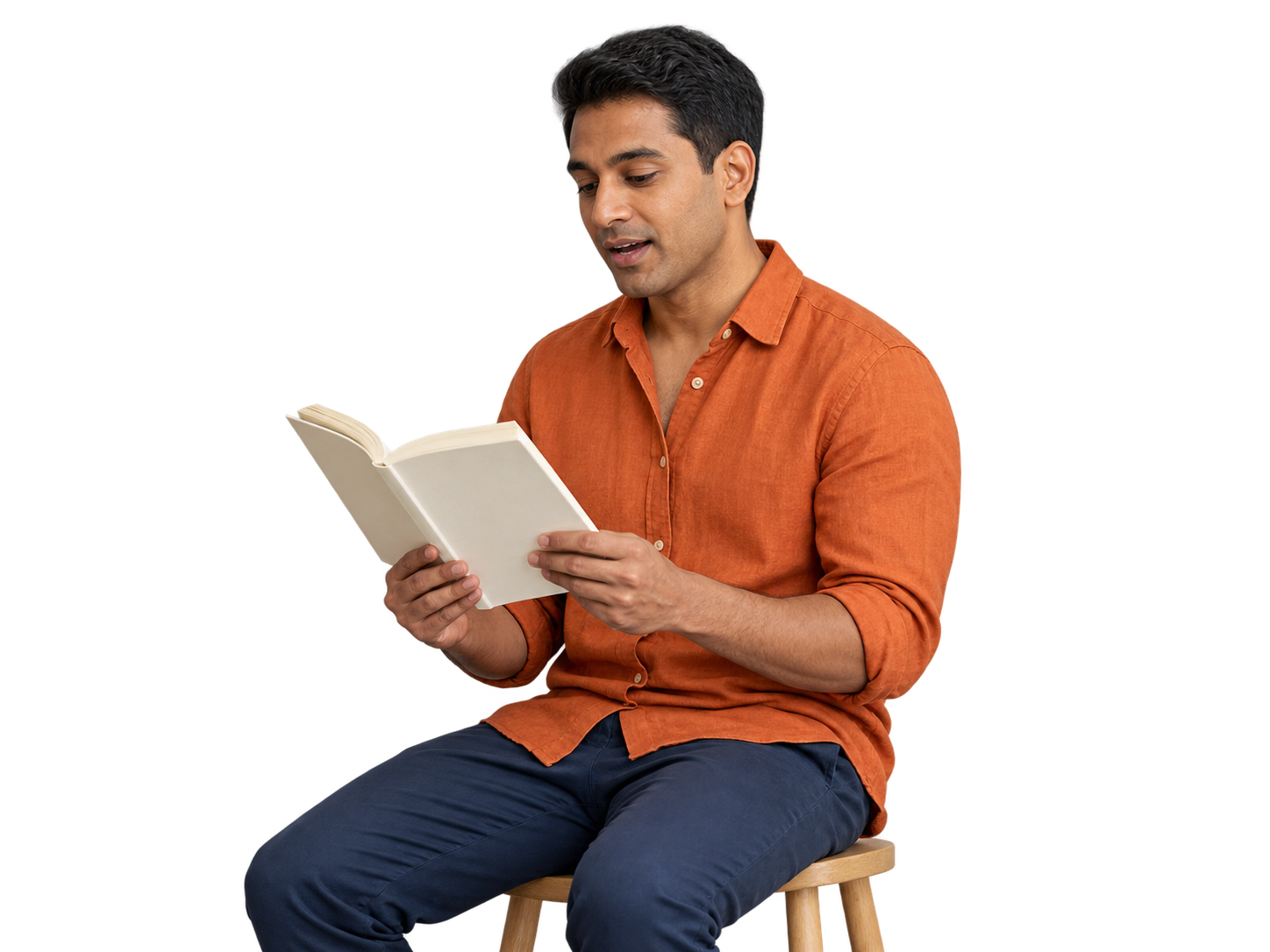 Mann in einem orangefarbenen Hemd liest laut aus einem Buch vor.